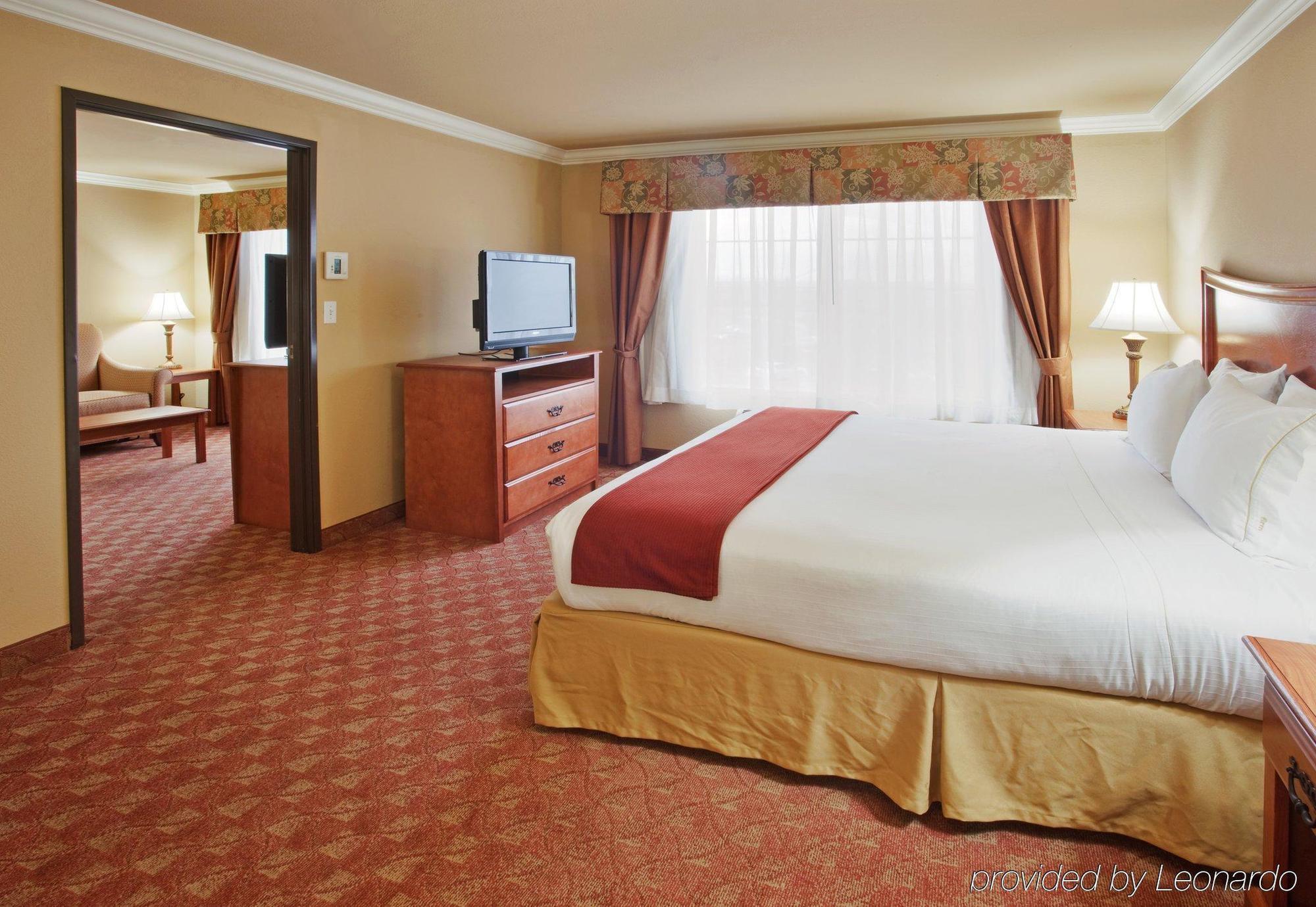 Holiday Inn Express & Suites Oakland - Airport, An Ihg Hotel Room photo